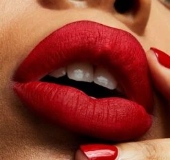 MAC RETRO MATTE LIQUID LIPSTICK - FEELS SO GRAND -Cosmetica Promotiewinkel 1200x1125 4