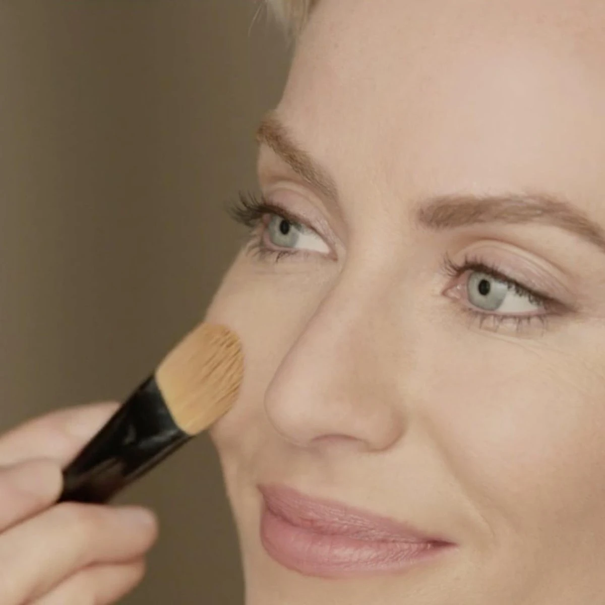 Max Factor - Radiant Lift Foundation - 075 Golden Hour 3 Max Factor - Radiant Lift Foundation - 075 Golden Hour - Afbeelding 3