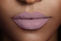 L’Oréal Paris Make-Up Designer Les Chocolats Lipstick - 842 Candy Man - Paars - Ultra Matte Lippenstift Met Chocoladegeur - 7,6 Ml 18 L’Oréal Paris Make-Up Designer Les Chocolats Lipstick - 842 Candy Man - Paars - Ultra Matte Lippenstift Met Chocoladegeur - 7,6 Ml -Cosmetica Promotiewinkel 1200x801